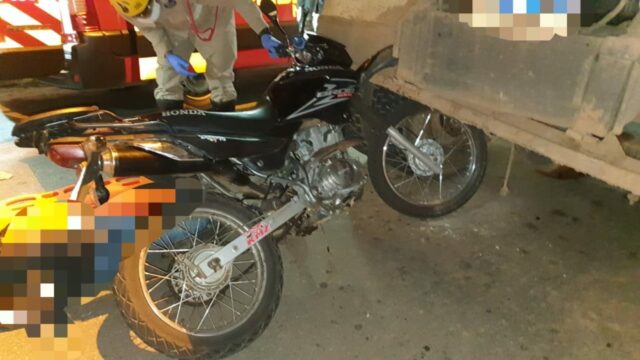 Motociclista fica ferido ao colidir na traseira de caminhão parado, em Catalão