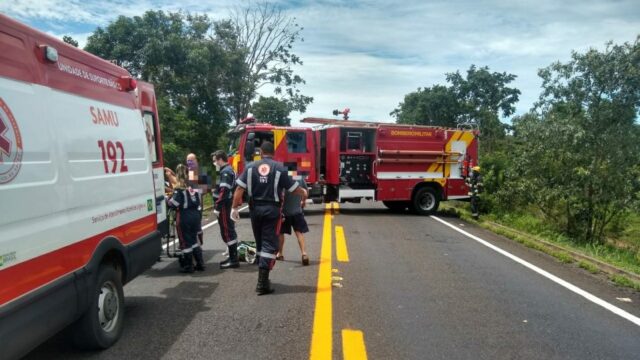 Carro capota e pega fogo na GO-139 em Caldas Novas