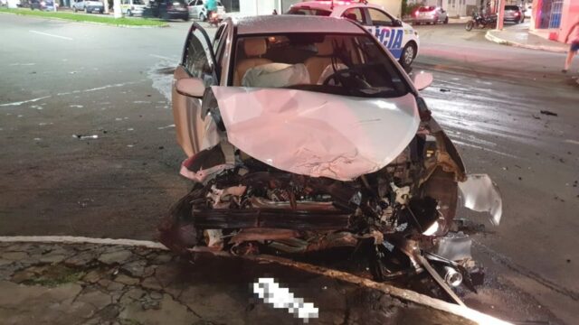 Carro em alta velocidade colide com outro veículo e capota, em Catalão