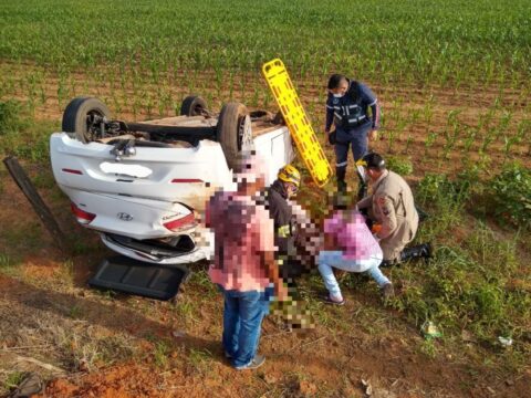 Capotamento deixa três pessoas feridas em Caldas Novas