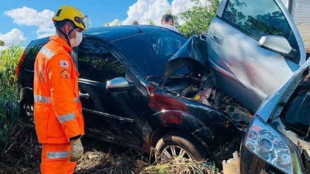 Colisão entre três veículos na BR-365 em Uberlândia deixa três pessoas feridas