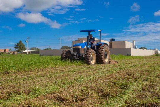 Prefeitura de Ouvidor realiza atividades de roçagem do mato em lotes baldios
