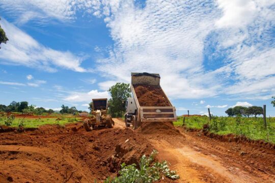 Equipes da Prefeitura de Ouvidor trabalham na recuperação de estradas vicinais