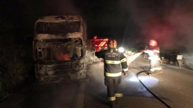 Ônibus com passageiros pega fogo em Pirenópolis