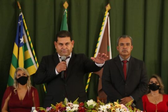 Em Ouvidor, prefeito Cebinha, vice Nelci e nove vereadores tomam posse em sessão solene