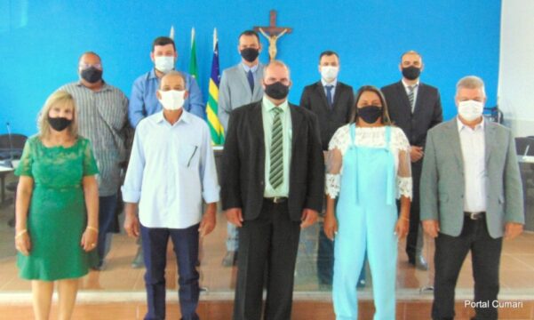 Em Cumari, prefeito reeleito João Rios, vice Rafael Meirelles e vereadores tomam posse