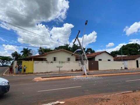 Caminhão puxa fios, quebra poste e moradores ficam sem energia em Ouvidor