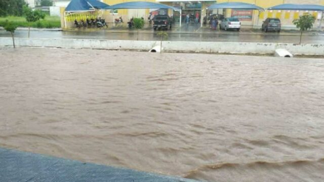 Temporal provoca alagamentos em Catalão nesta quinta-feira