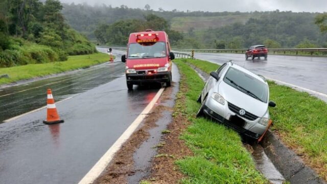 Veículo aquaplana e para no canteiro central da BR-050