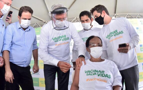 Ex-doméstica de 73 anos é a primeira pessoa a receber vacina em Goiás