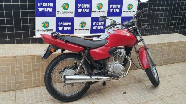 Com moto furtada, dupla é presa após assaltar mulher em Catalão