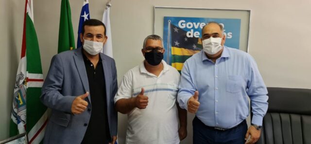 Vereador Maciel Batalha (PROS) em visita ao vice-presidente da AGEHAB, Luiz Sampaio, garante regularização fundiária em Catalão