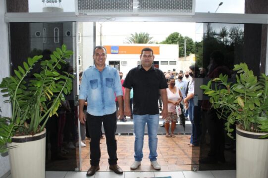 Em Ouvidor, prefeito Cebinha e vice Nelci são recepcionados pelos servidores