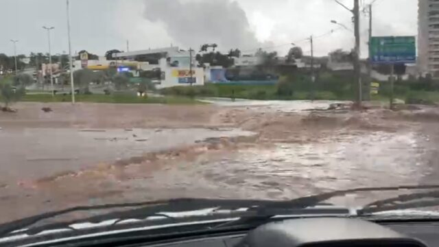 Forte chuva causa alagamento em Uberlândia; veja vídeos