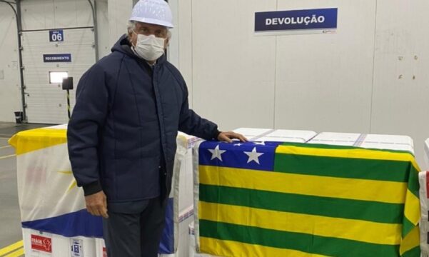 Caiado recebe 87.172 doses da CoronaVac e afirma que vacinação começa em Anápolis nesta segunda