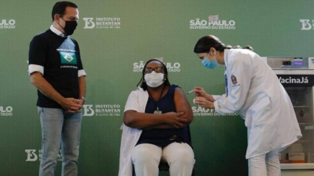Enfermeira em SP é primeira pessoa vacinada contra covid-19 no Brasil