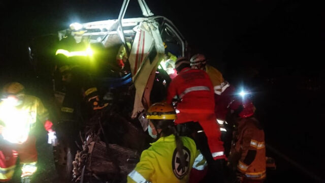 Caminhão bate em bitrem e motorista fica preso às ferragens na BR-050 em Uberaba