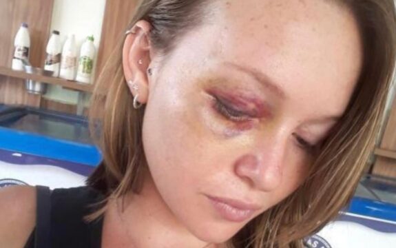 Lutador dá soco na ex-mulher em frente a distribuidora de bebidas em Morrinhos; vídeo
