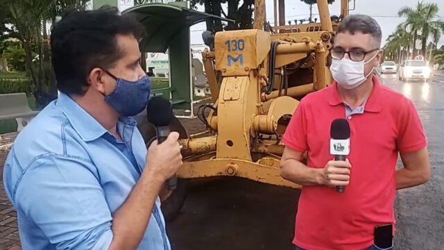 Prefeito Allisson Peixoto expõe maquinários sucateados em praça pública de Goiandira