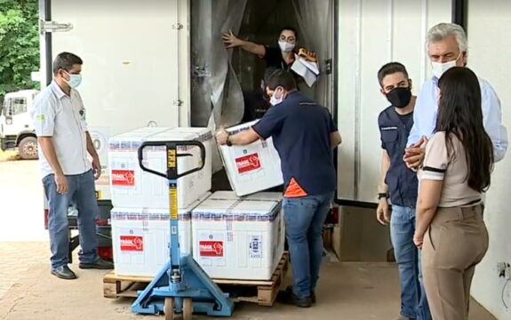 Goiás recebe 65,5 mil doses de AstraZeneca e começa a distribuir aos municípios para vacinar profissionais da saúde
