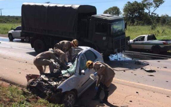 Mulher morre após bater carro contra caminhão de Exército na BR-020, em Formosa