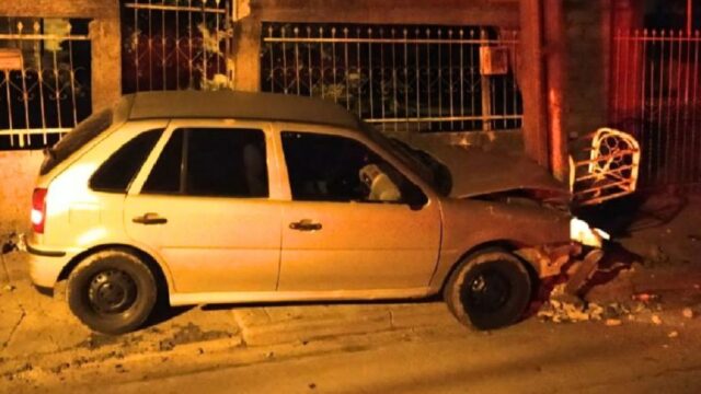 Em Catalão, carro colide contra poste e motorista foge deixando vítima e veículo para trás