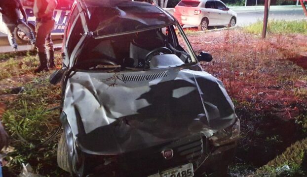 Veículo capota e motorista sai ileso em Catalão