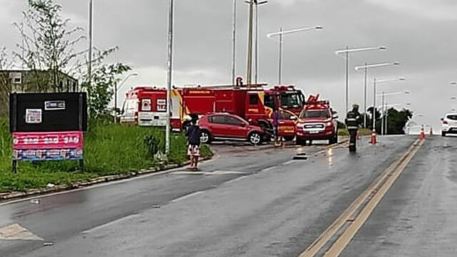 Colisão entre carro e caminhão deixa feridos na GO-139, em caldas Novas