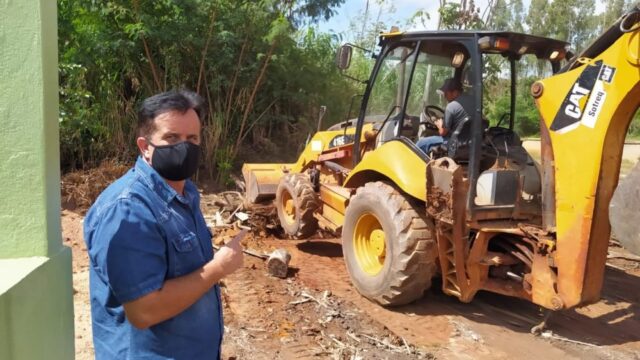 Prefeito Allisson Henrique Peixoto (DEM), acompanha as ações do mutirão de limpeza em Goiandira