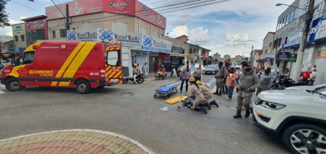 Mulher fica ferida em acidente entre carro e moto em Catalão