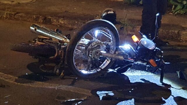 Colisão deixa motociclista ferido em cruzamento no Bairro Ipanema, em Catalão