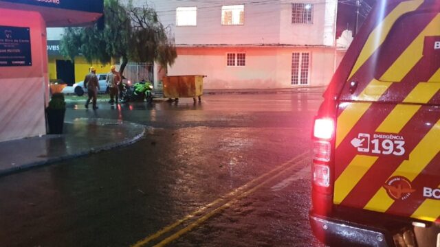Motociclista fica ferido ao atropelar duas pessoas em avenida de Catalão