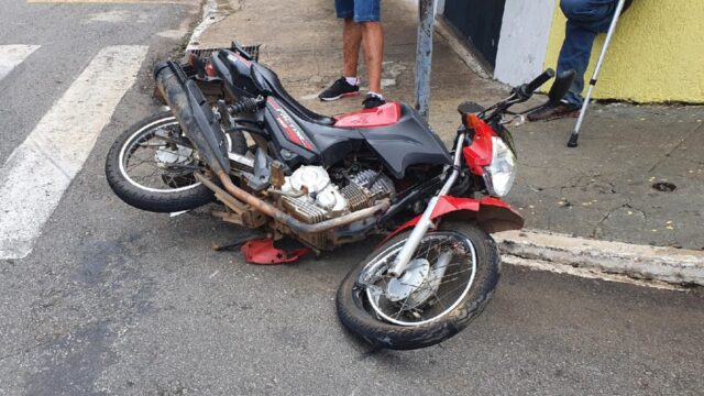 Acidente entre moto e caminhonete deixa dois feridos em Catalão