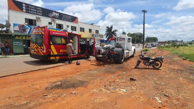 Motociclista tem ferimentos graves após colidir contra carreta, em Catalão