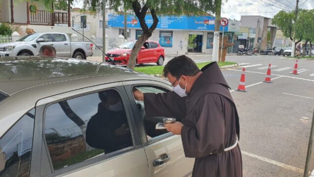 Paróquia Nossa Senhora Mãe de Deus realiza Drive-Thru para abençoar fiéis e distribuir cinzas, em Catalão