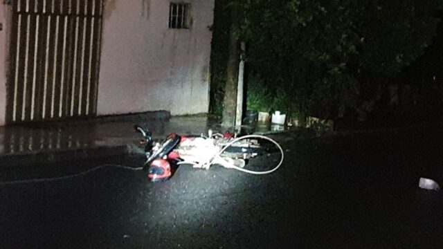 Fio energizado rompe, atinge moto e motocilista sai ileso, em Catalão