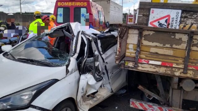 Colisão entre carro e caminhão deixa duas pessoas feridas na BR-050, em Araguari