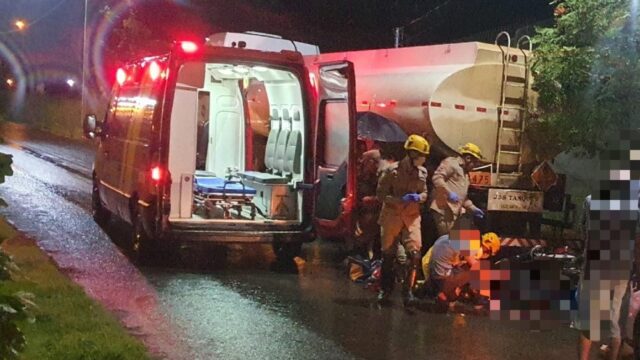 Motociclista tem ferimentos graves ao colidir na traseira de caminhão, em Catalão
