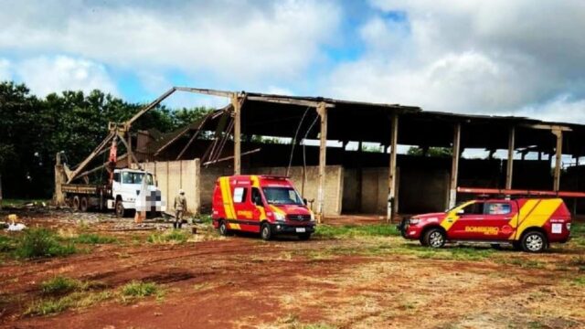 Bombeiros resgatam vítima ferida durante desabamento de galpão no Dimic em Catalão