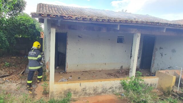Bombeiros combatem incêndio em casa abandonada, em Catalão