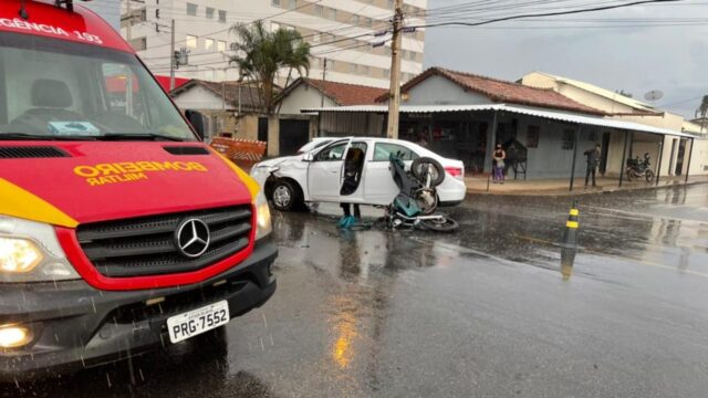 Motociclista fica ferido após colisão com carro em cruzamento em Catalão