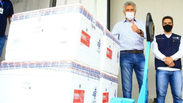 Caiado recebe 4º lote de vacinas, que vai imunizar pessoas com mais de 85 anos