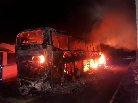 Ônibus fica destruído após pegar fogo em Nova Aurora; veja vídeos