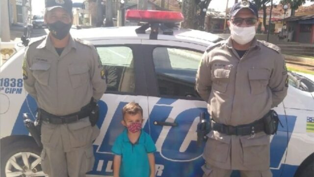 Criança de 4 anos realiza sonho ao tirar fotos com policiais e conhecer viatura