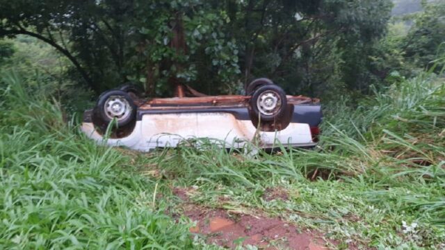 Caminhonete capota após sair da pista na BR-050 entre Catalão e Araguari