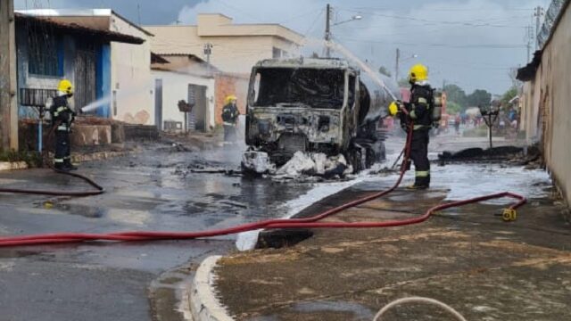 Bombeiros controlam chamas após caminhão de combustível incendiar em Senador Canedo