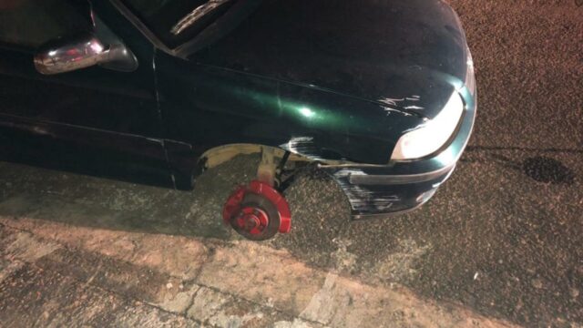 Carro colide contra poste de iluminação pública em Ipameri