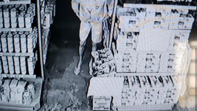 Câmeras de segurança registram furto de R$ 13 mil de supermercado em Catalão; Veja vídeos