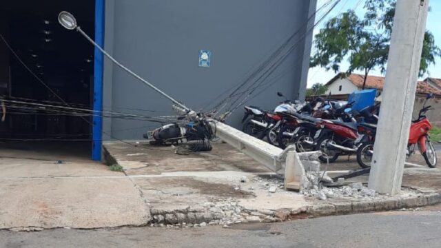Caminhão derruba poste e deixa moradores do Vereda dos Buritis sem energia em Catalão