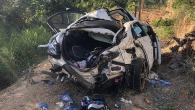 Mulher perde controle de veículo cai em ribanceira e duas pessoas morrem em Paracatu